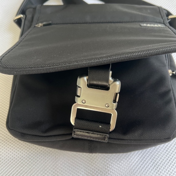 The Davek tablet Note Bag in Black Slim for Ipads Tablets Ballistic Nylon Buckle - Picture 6 of 8